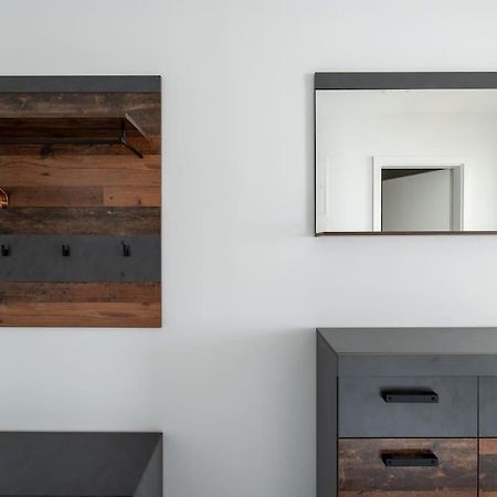Hm • Sleek 1Br Home With Balcony ウィーン エクステリア 写真