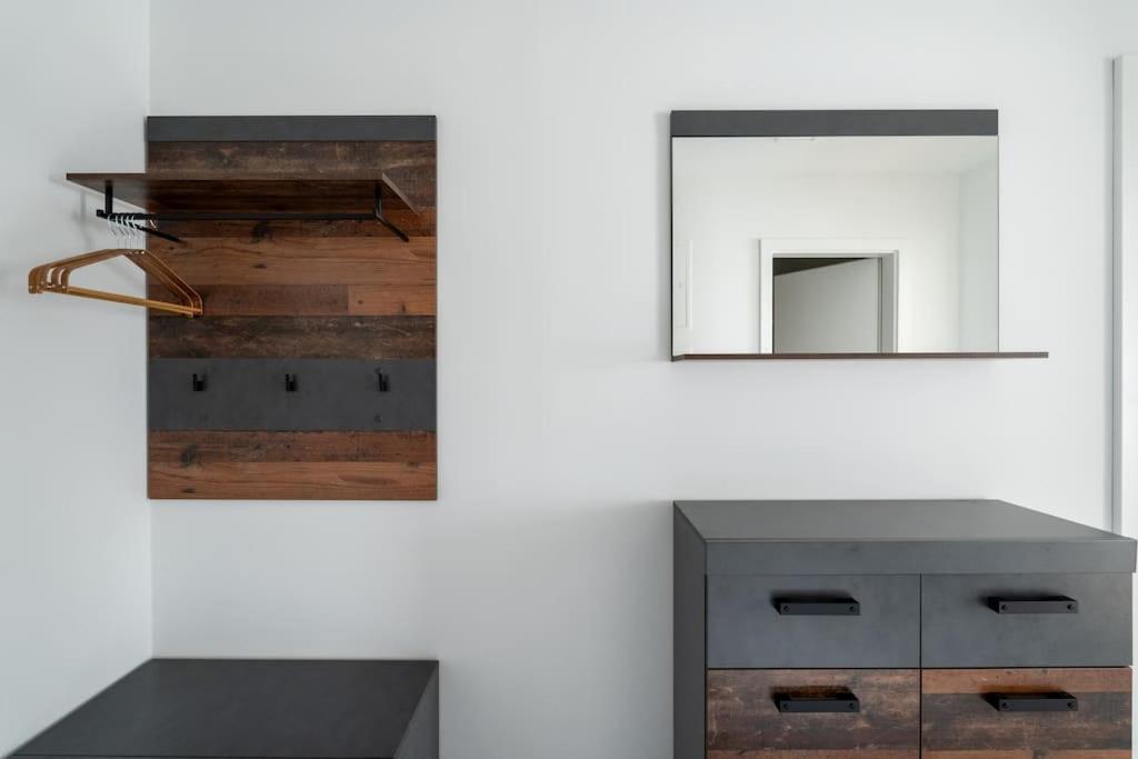 Hm • Sleek 1Br Home With Balcony ウィーン エクステリア 写真