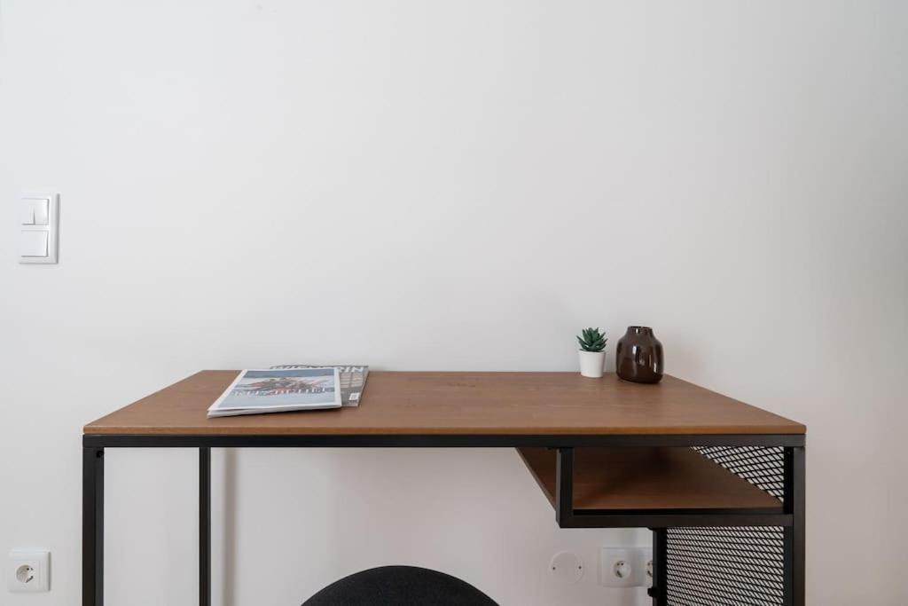 Hm • Sleek 1Br Home With Balcony ウィーン エクステリア 写真