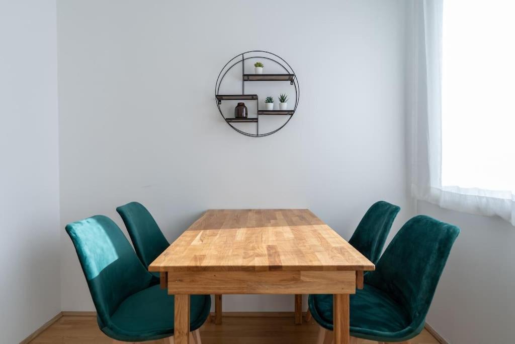 Hm • Sleek 1Br Home With Balcony ウィーン エクステリア 写真