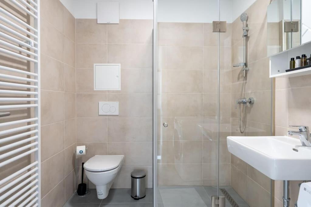 Hm • Sleek 1Br Home With Balcony ウィーン エクステリア 写真