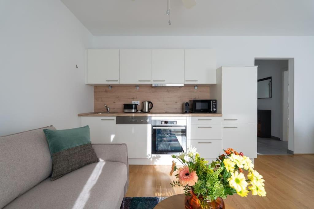 Hm • Sleek 1Br Home With Balcony ウィーン エクステリア 写真