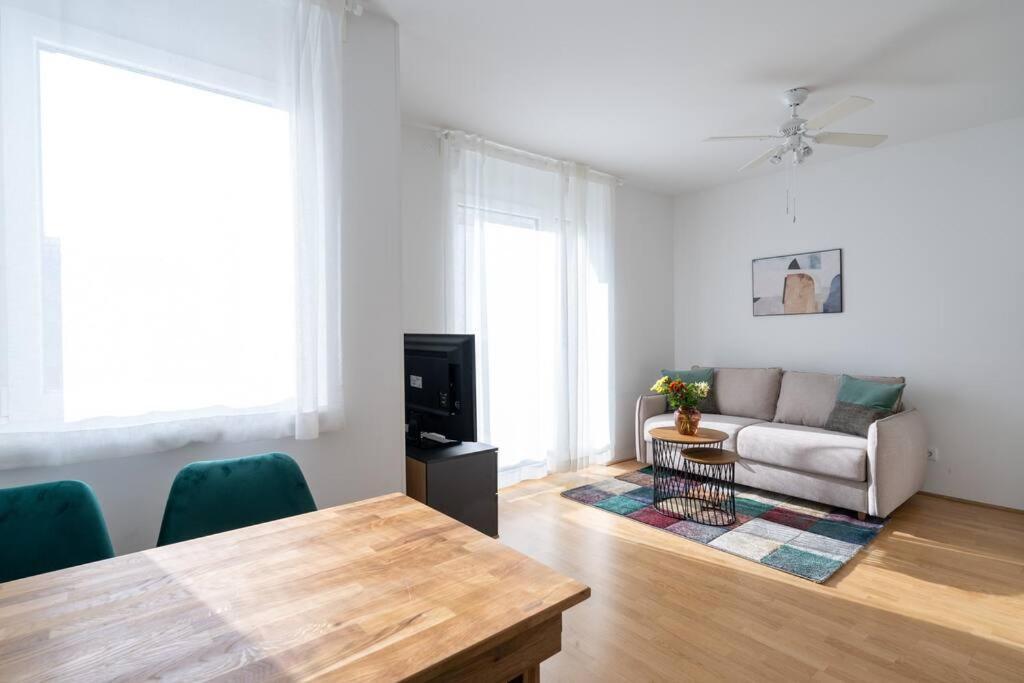 Hm • Sleek 1Br Home With Balcony ウィーン エクステリア 写真