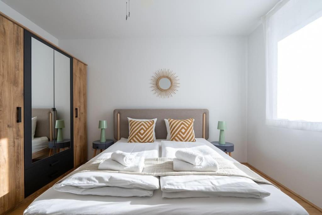 Hm • Sleek 1Br Home With Balcony ウィーン エクステリア 写真