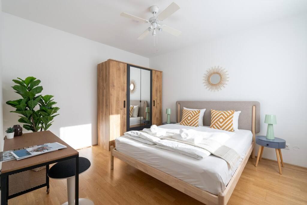 Hm • Sleek 1Br Home With Balcony ウィーン エクステリア 写真
