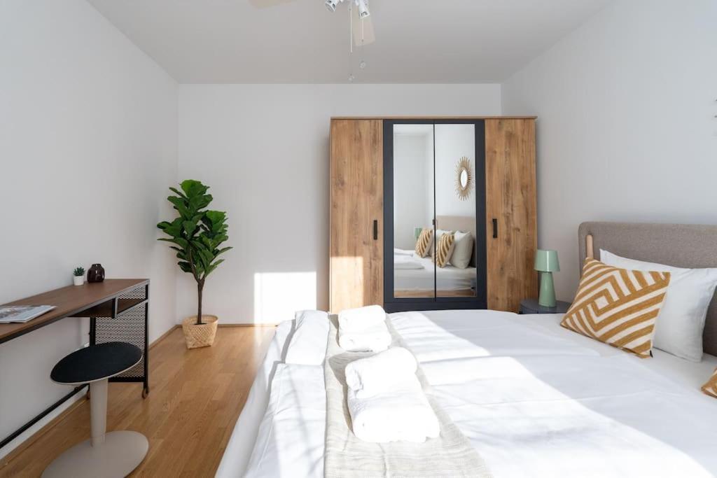 Hm • Sleek 1Br Home With Balcony ウィーン エクステリア 写真