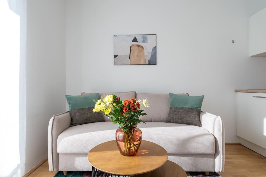 Hm • Sleek 1Br Home With Balcony ウィーン エクステリア 写真
