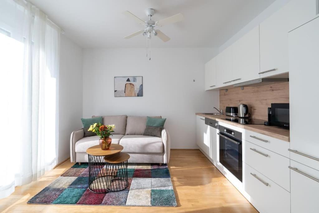 Hm • Sleek 1Br Home With Balcony ウィーン エクステリア 写真