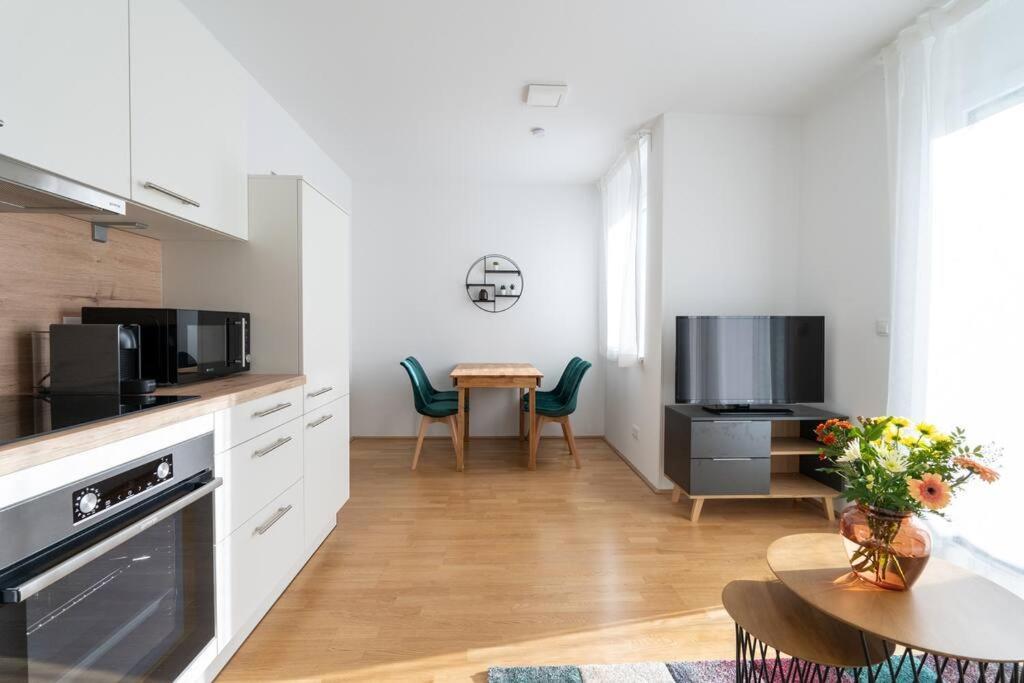 Hm • Sleek 1Br Home With Balcony ウィーン エクステリア 写真