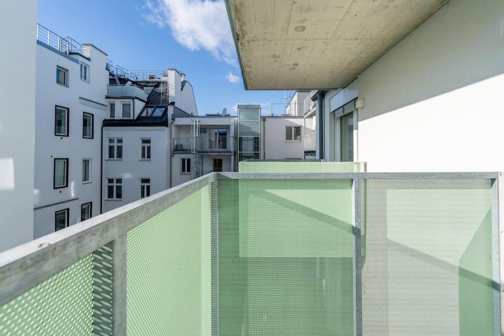 Hm • Sleek 1Br Home With Balcony ウィーン エクステリア 写真