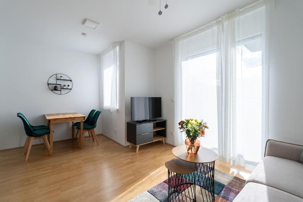 Hm • Sleek 1Br Home With Balcony ウィーン エクステリア 写真