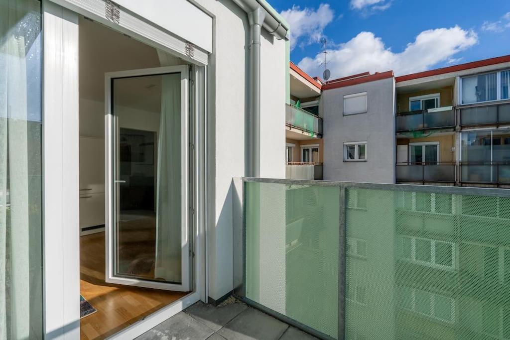 Hm • Sleek 1Br Home With Balcony ウィーン エクステリア 写真