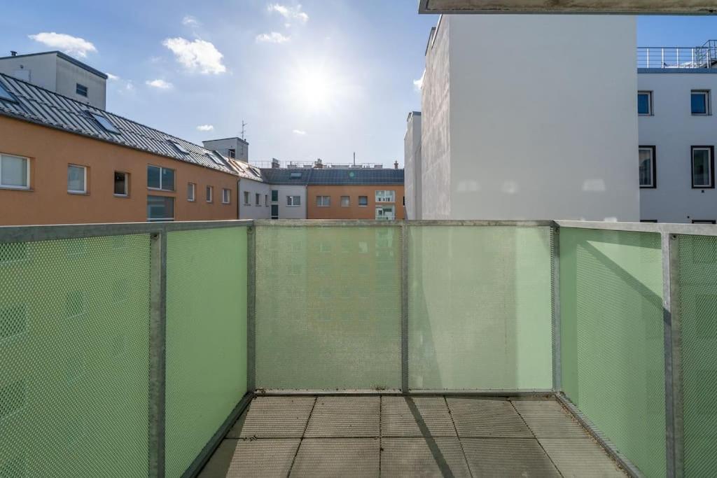 Hm • Sleek 1Br Home With Balcony ウィーン エクステリア 写真